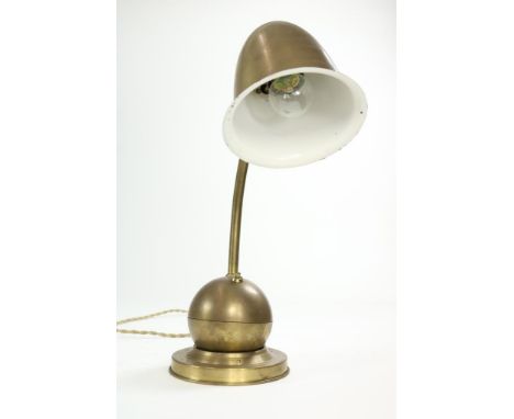 Copper W.H. Gispen desk lamp "De Duikelaar" on ball construction and loose ring, h. 35 cm.Koperen W.H. Gispen bureaulamp "De 
