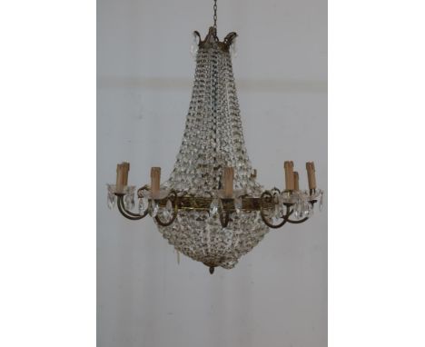Bronze/crystal 18th light chandelier Sac A Perle, h. 80 cm.Deels bronzen 18-lichts zakkroon met kristallen pegels, h. 80 cm.
