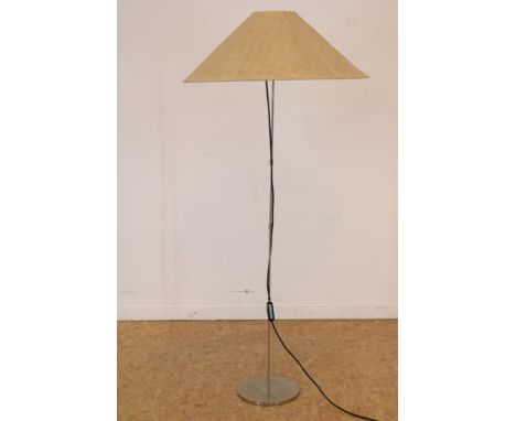 Stainless steel floor lamp, designer Ingo Maurer for manufacturer Flischi, with original hood, h. 130 cm.RVS staande schemerl