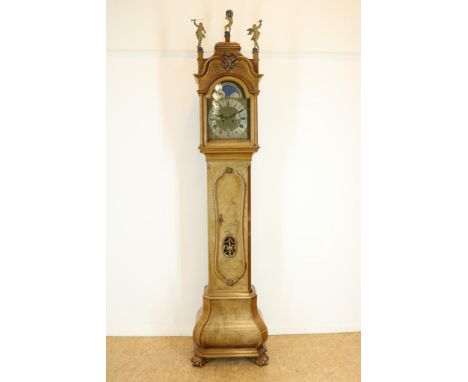 Longcase clock, 20th century, H. 285 cmStaand horloge met zilverde kleurige wijzerplaat, maan-, datum-,  dag- en maand aandui