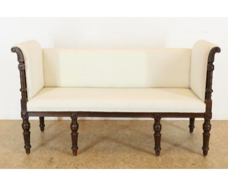 Oak hall sofa on turned legs covered with cheesecloth, ca. 1900, h. 78, w. 142, d. 53 cm.Eiken halbank op gedraaide poten met