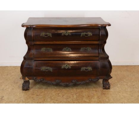 Walnut Louis XV style chest of drawers with 3 organ curved  drawers, h. 73, w. 95, d. 47 cm.Noten Louis XV-stijl commode met 