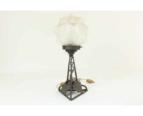 Art Deco table lampArt Deco tafellamp op smeedijzeren voet met satine glaskap, h. 38  cm.