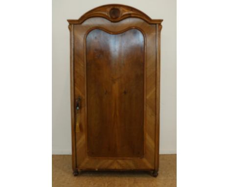 Mahogany linen cupboard with corrugated hood and a panel door,  France, 19th centuryMahonie linnenkast met gegolfde kap en ee