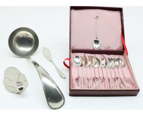 Lot divers Dutch silver, ao. a soup ladle with mm Van Kempen,  Voorschoten, dl 1917.Lot zilver, wo soepdienlepel, rondfilet m