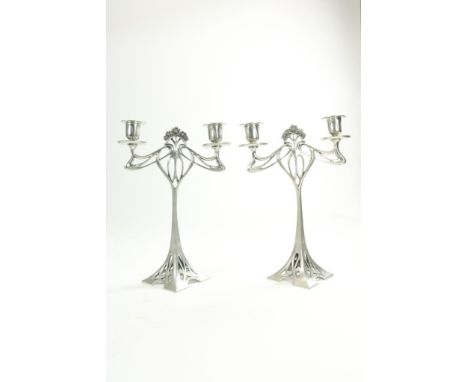 Pair of tin Art Nouveau 2-light candlestickStel witmetalen Art Nouveau 2-lichts kandelaars, gemerkt  onderzijde, h. 31 cm.