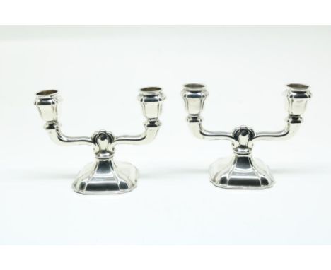 Two sterling silver two light candalabres, Germany, 925/000,  heigth 11,5 cm. With 4 glass bobeches.Twee zilveren tweelichts 