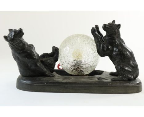 Table lamp with 2 playing bearsTafellamp met 2 spelende beren rond een blank glazen bol, h. 19,  br. 34, d. 17 cm.