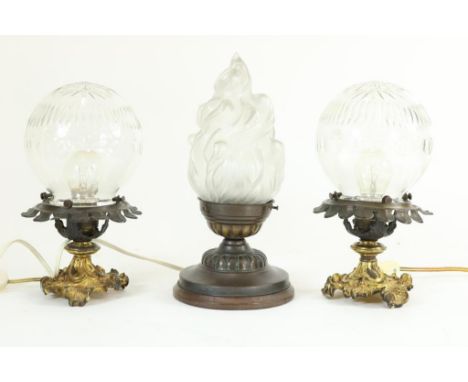 Set of 2 ceiling lamps with crystal shades and a table lamp.Stel plafond lampen met kristallen bollen en een tafellampje met 