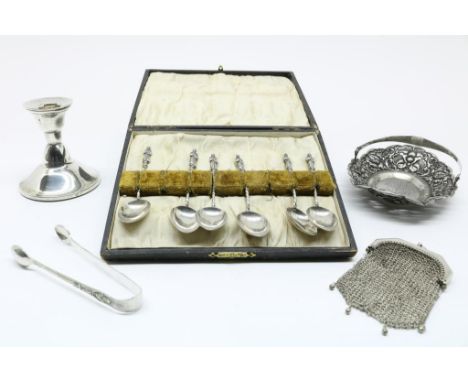 Lot divers silver, ao a swing basket with Indonesian pattern and  a candlestick with filled base, different alloys, gross w. 