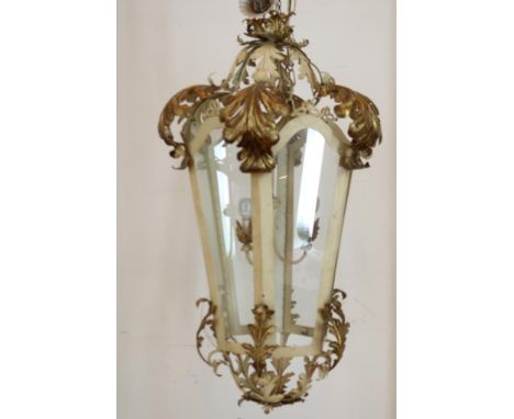 White painted 3 light hall lantern with gold lacquer acanthus  leaf ornaments, h. 120 cm.Witgeschilderde 3 lichts hallantaarn