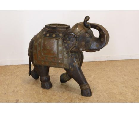 Hardwood sculpture of an elephant surrounded by copper, India, h. 70, w. 80, d. 25 cm. (trunk broken)Hardhouten sculptuur van