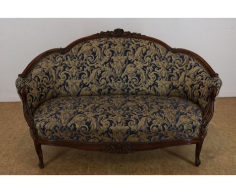 Louis XV-style sofa with carved elements of flowers and  C-voluuts, 19th centuryLouis XV-stijl sofa bekroond met gestoken kui