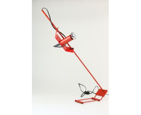 Red partly metal vintage desk lampRood deels metalen vintage bureaulamp met kunststof verstelbare  arm, h. 59 cm.