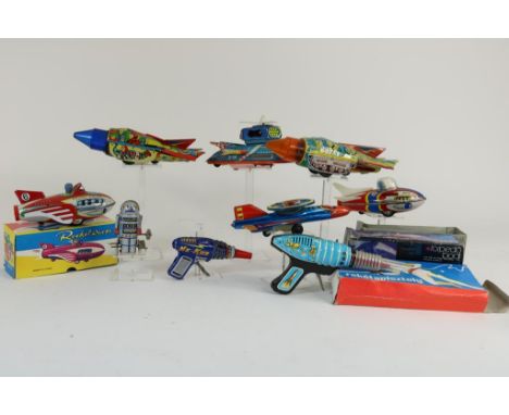 Set of 9 tin toys, spacecrafts with engine, including Air Rocket  and Ne-Kur spacewapon.Lot van 9 gelithografeerde blikken ru