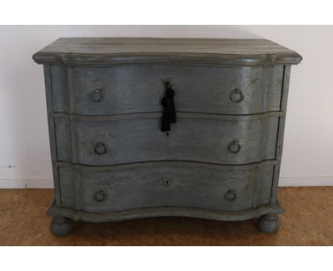 Grey wash chest of drawers, with 3 drawers, 19th century, h. 84  w. 110 d. 56 cm.Grey wash orgelgebogen commode, voorzien van