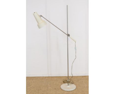 White counterweight floor lamp, model 329, designer: Willem  Hagoort, For Hagoort Lighting, sixtiesWit metalen hengel vloerla