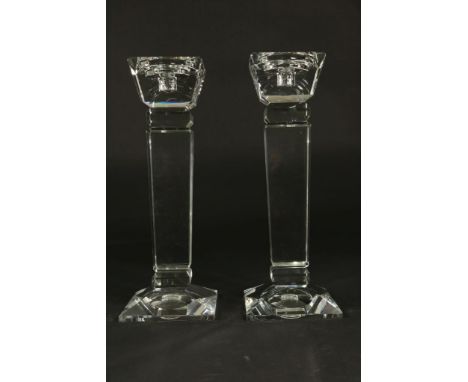 Set crystal 1 light candlesticksStel kristallen 1-lichts kandelaars, h. 30 cm.