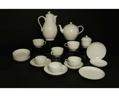 20-piece porcelain coffee/tea service, marked KPM on the bottom,  Germany (various quality).20 delen porseleinen koffie/thee 