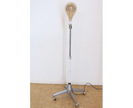 Vintage design standing one-light lamp on a wheeled base, h. 135 cm.Vintage design staande een-lichts lamp op verrijdbaar ond