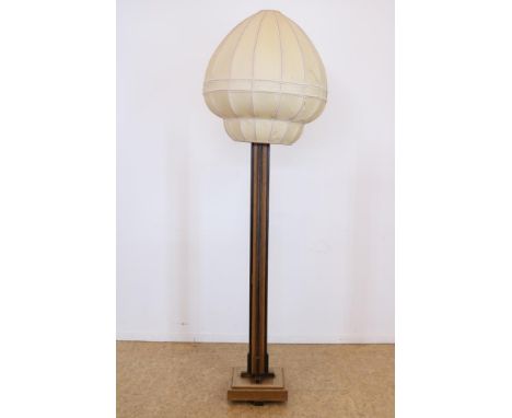 Oak Amsterdam school standing table lamp with shadeEiken Amsterdamse school staande schemerlamp met kap, ca. 1925,  h. 220 cm