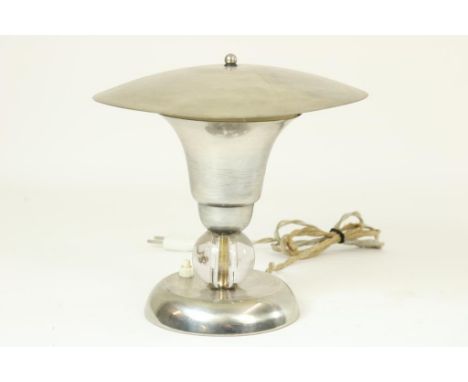 Chromed Art Deco table lampVerchroomd Art Deco tafellampje met glasaccent, h. 21 cm.