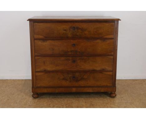 Mahogany chest of drawers with 4 drawers, 19th century, h. 96,  w. 105, d. 54 cm.Mahonie commode met 4 laden, 19e eeuw, h. 96