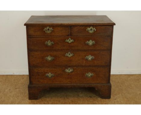 Oak George III commode with 5 drawers, Engeland ca. 1750, h. 82,  w. 87, d. 46 cm.Eiken George III commode met 5 laden en bro