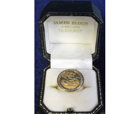 Jewellery, 1980 dated half sovereign ring (approx weight 9g)