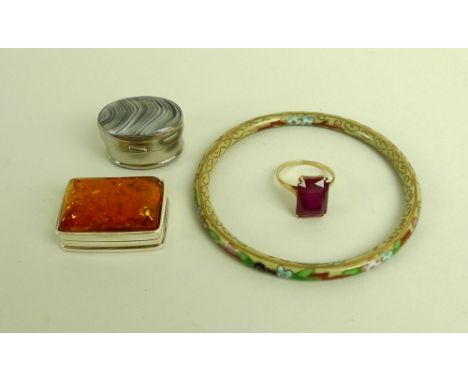 A group of jewellery, comprising a 9ct gold ring set with emerald cut glass, an amber pill box, an agate pill box, and a 1970