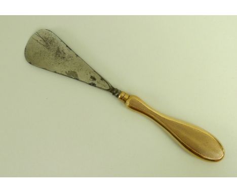 An Asprey & Co 9ct gold handled shoe horn, with engine turned hour glass shaped handle and steel horn, 76g total weight. 