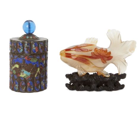 A Chinese agate carved fish and an enamelled jar with cover, 19th/20th century, the fish is carved with brown russet markings