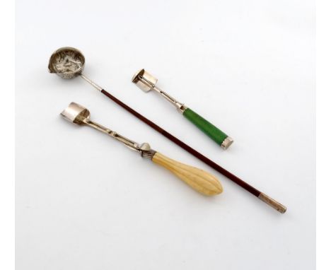 λ A small mixed lot of flatware, comprising: a George III silver stilton scoop, by Samuel Pemberton, stained green ivory hand