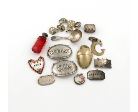 A mixed lot of silver items, various dates and makers, comprising: a George III vinaigrette, of rectangular form, canted corn