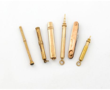 A small mixed lot of gold items, comprising: a Victorian 18 carat gold pencil, by Hunt and Roskell, engine-turned decoration,