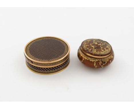 λ An 18th century gold-mounted tortoiseshell snuff box, circular form, inlaid with scroll, lattice and gold stud work, hinged