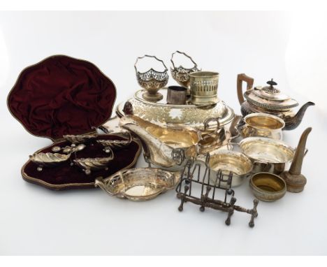 A mixed lot, comprising silver items: a cased set of four Victorian fluted salt cellars and spoons, Birmingham 1890, a sauce 