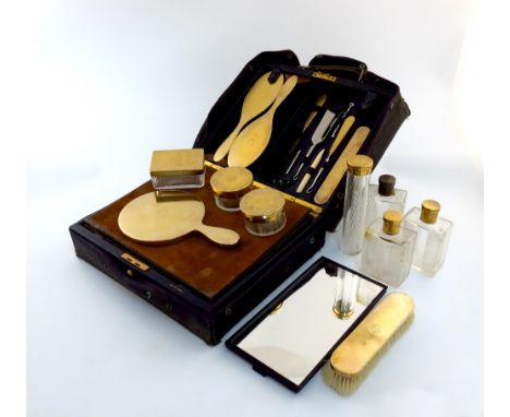 λ A silver-gilt dressing table set, by Jacques Cartier, London 1930/31, initialled, comprising: a hand mirror, a pair of hair