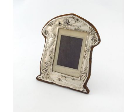 A silver Art Nouveau photograph frame, by I.S. Greenberg, London 1911, shaped upright form, embossed with foliate decoration 