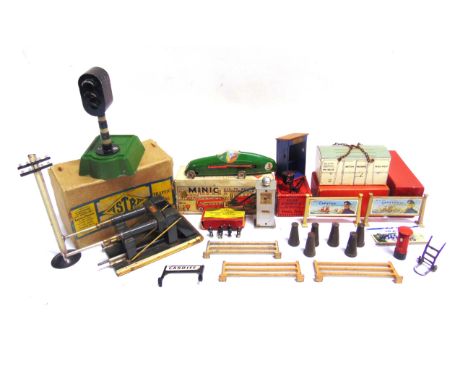[O GAUGE]. ASSORTED MODEL RAILWAY ACCESSORIES  including a Hornby Watchman's Hut, boxed (roof faded and dulled); together wit