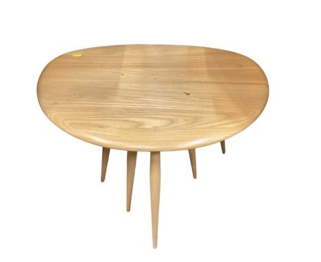 Nest of three vintage Ercol pebble tables, the largest 65cm wide