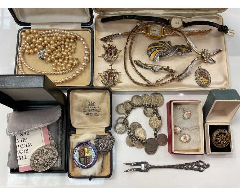 Group of costume jewellery, wristwatches, Norwegian 'Fredsmarsjen 1945' pin, Norwegian silver pickle fork, enamelled coin bro