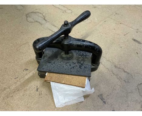 Victorian cast iron book pressThis is not a printing press so their are no patterns on the two blocks, it's a book press, the