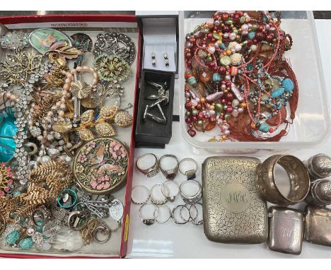 Group of costume jewellery, silver rings, silver vesta case, another plated, pair of silver pepperettes, silver napkin rings 