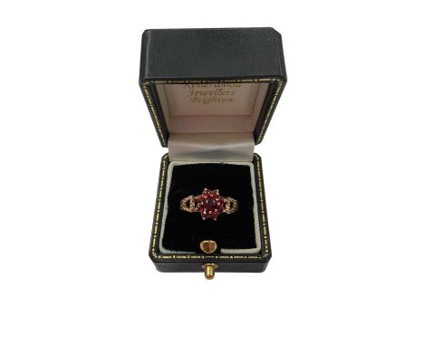 1970s 9ct gold and garnet cluster ring, size OWeight 1.9 grams