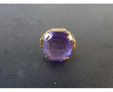 A mid 20th century 18ct gold colour synthetic corundum change sapphire single-stone ring - The octagonal colour-change sapphi