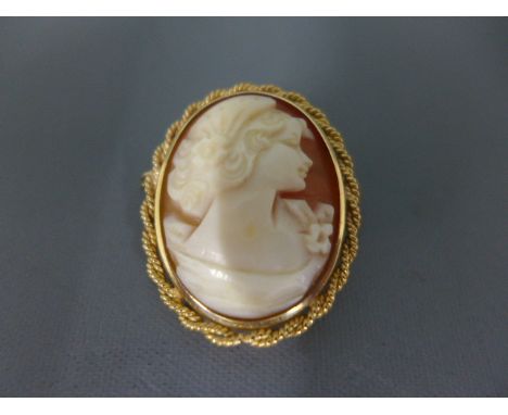 A 9ct yellow gold cameo pendant/brooch, suspension loop and pin to back - approx weight 4.3 grams - item clean, gold is brigh