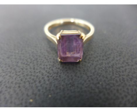 A 9ct yellow gold amethyst ring size K/L - approx weight 2.3 grams - minor usage wear