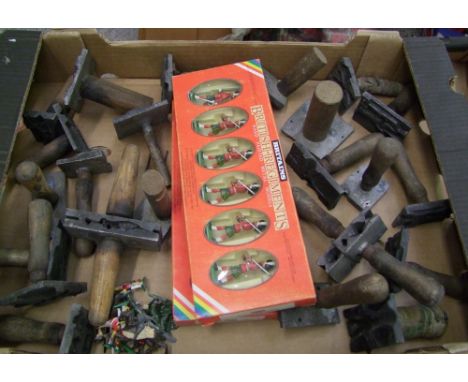 A good collection of vintage lead soldier molds: together with 2 boxed sets of Britain's soldiers (Gordon Highlanders &amp; B