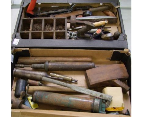 A mixed collection of vintage tools: chisels, planes (Stanley, Plane Master) hammer etc (2 trays). 